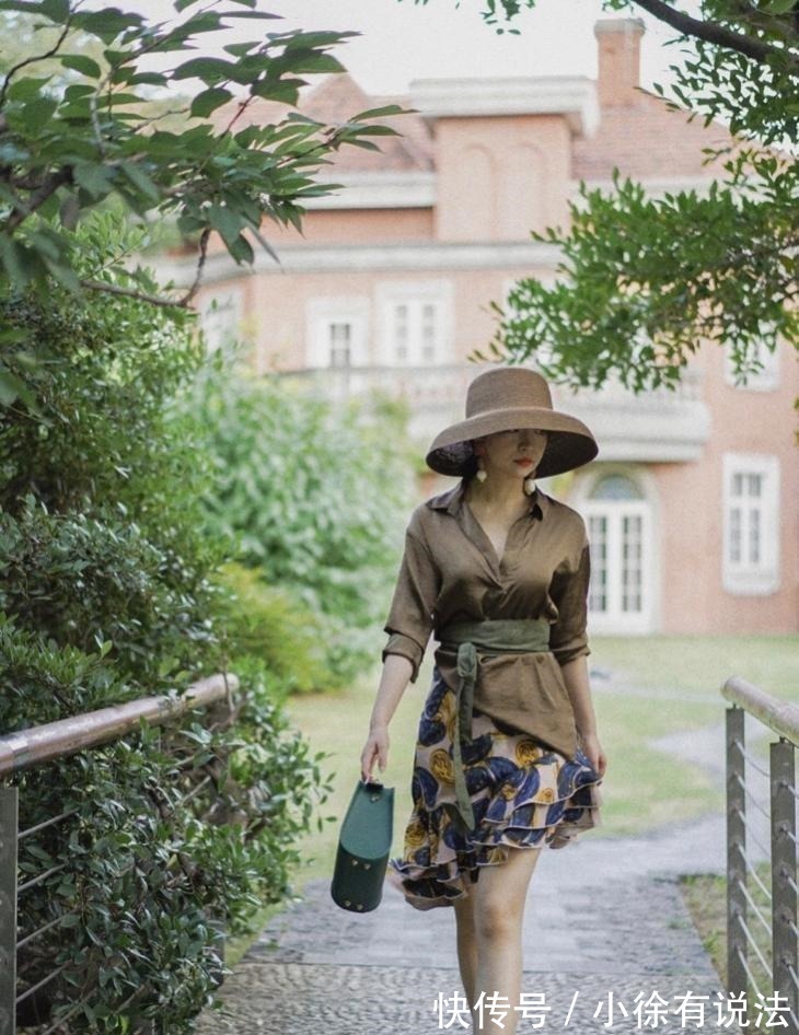 碎花裙 伞裙已经过时了,今夏流行三木穿得“碎花裙”,青春时尚还减龄