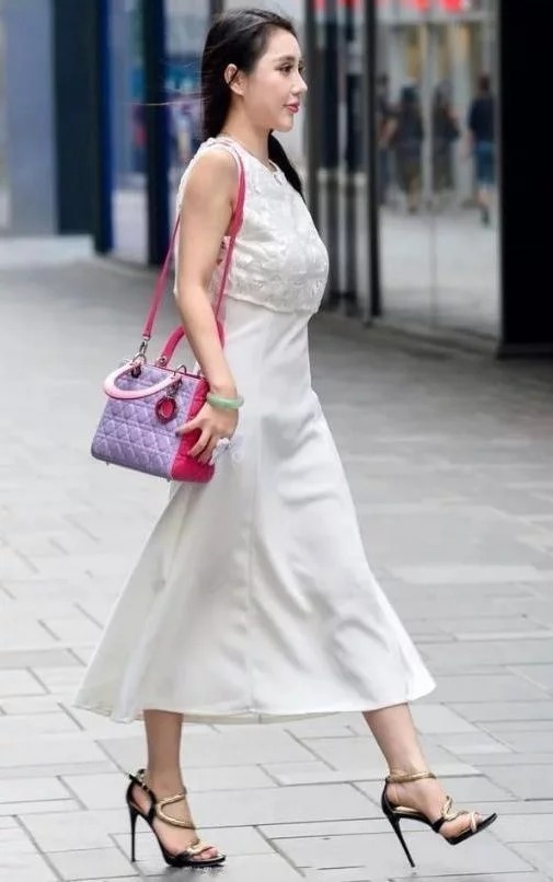 街拍：美女穿T恤搭配热裤，秀出性感美腿，彰显女人魅力