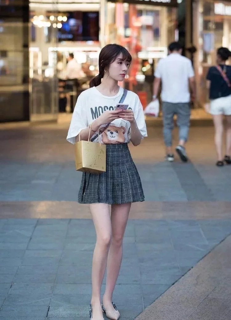 街拍：小姐姐身穿黑色的吊带背心，显得精致又时尚，凸显高雅的气质