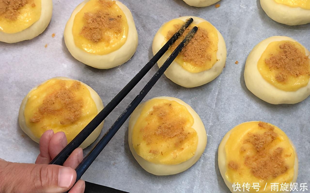 自从学会脆皮肉松小面包,家里面粉见底快,蓬松暄软,简单又好吃