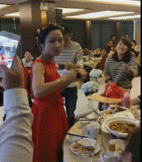 |搞笑GIF:比起子弹的威力,警察的短热裤更吸引我的眼球