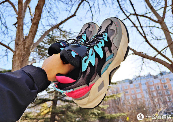 复古风 智趣测评 篇三百二十五:小米有品新上的老爹鞋测评,自带电加热,炫酷还保暖