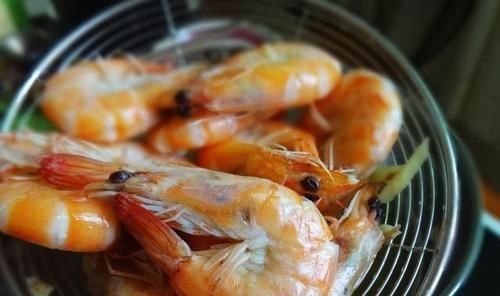 腥味|白水煮虾，直接煮是大错特错，牢记这3个技巧，大虾鲜嫩没腥味！