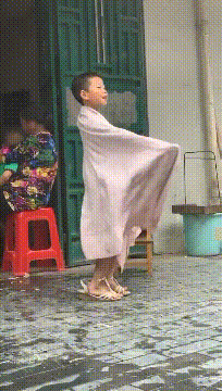 |搞笑GIF:坐公交遇到盲僧了,我该不该跳车