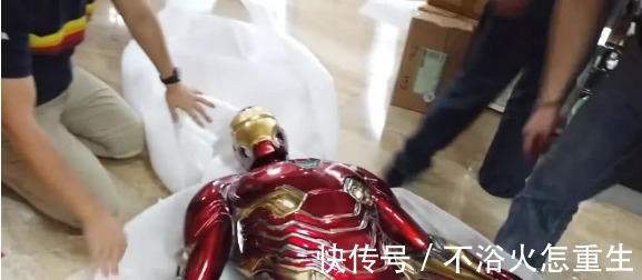 手办|小伙晒钢铁侠等身高手办,背后墙壁成亮点,网友穿上能战斗吗