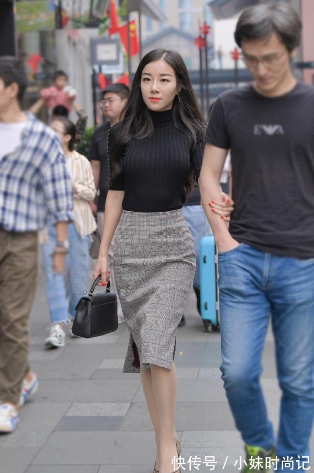 裙装|有气场的女性可以穿它,黑色针织裙搭配裙装,成熟、优雅又迷人