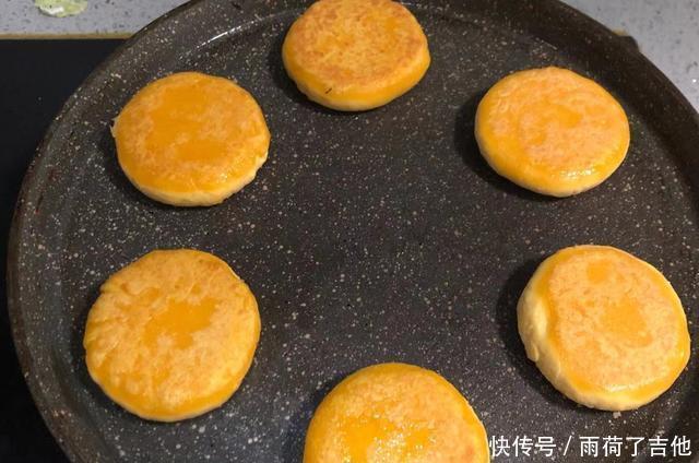 香甜|平底锅就能做的早餐饼,不加一滴水,软糯香甜,全家都爱吃,安排