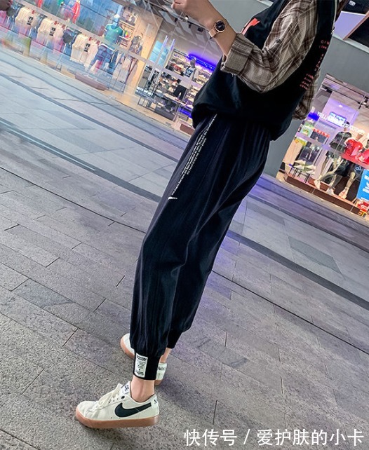 穿搭|别老惦记着阔腿裤了!今年秋天是束脚裤的天下,舒适又显腿长