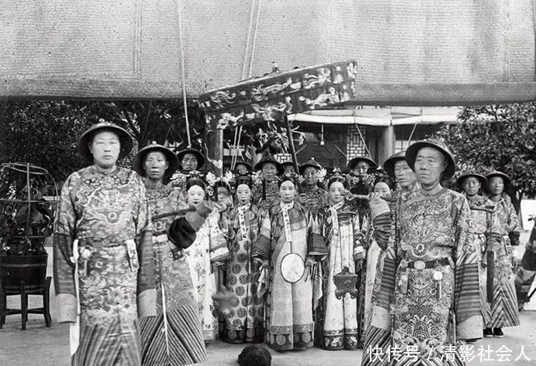 拆除|八国联军侵华之后，学生考场被拆除，慈禧太后带着爱犬拍照！