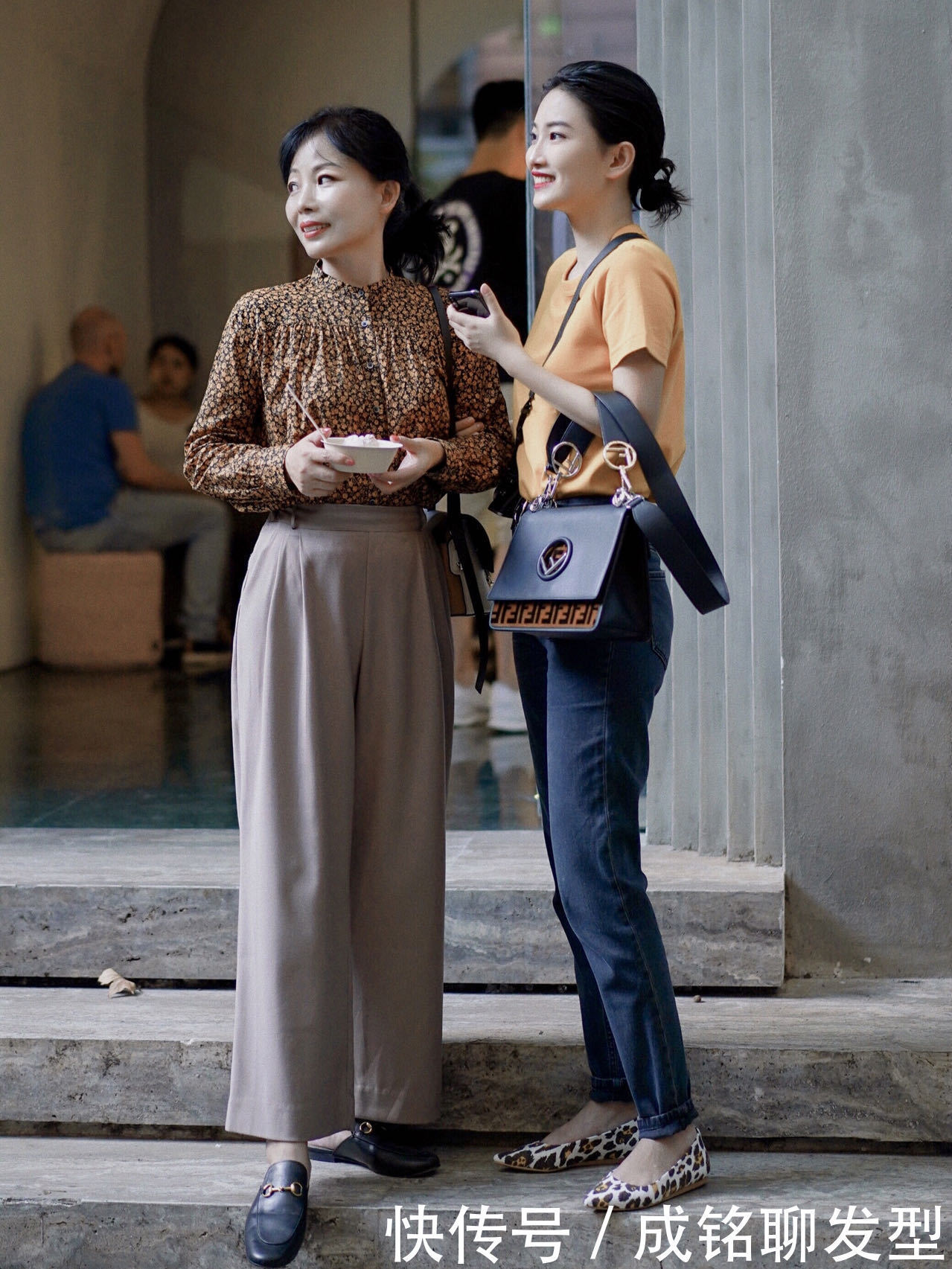 60岁的女性不要总穿小黑裤,直筒裤+平底鞋,优雅气质不输年轻人