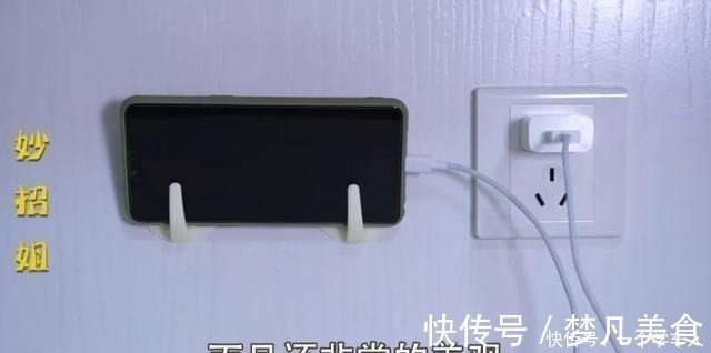 垃圾桶上粘一个挂钩,竟然有这么多用处!家里人都照着做!