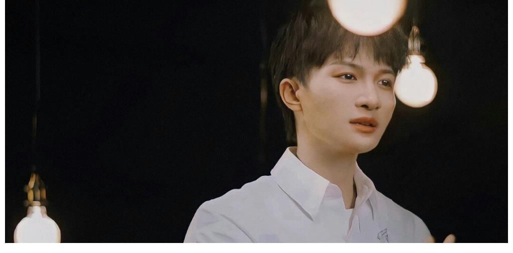 宝藏男孩|生而为赢,勇往前闯,周深的歌声响彻在王者荣耀世界冠军杯赛场