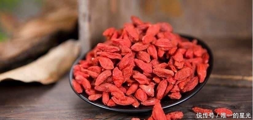 脾胃|黄芪泡水喝,有3个“黄金搭配”,补气血、益脾胃,你泡对了吗