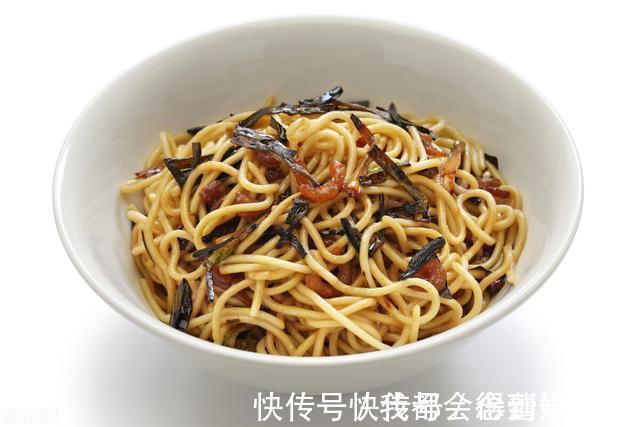 制作葱油拌面,葱油至关重要,牢记3个技巧,拌面劲道爽滑又干香
