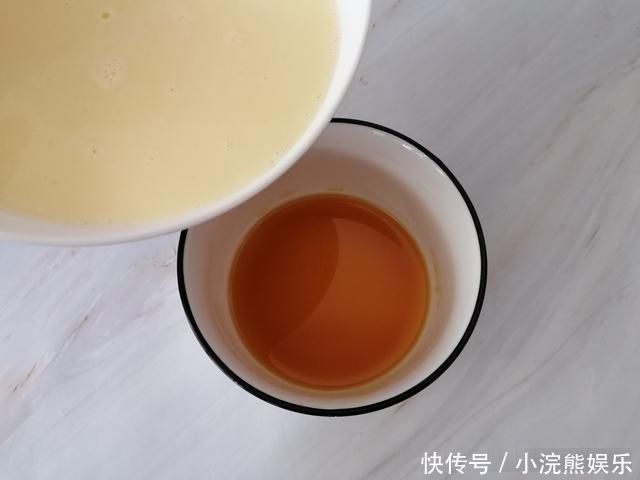 焦糖|牛奶别直接喝了，加2个鸡蛋，不用烤箱不用打蛋器，出锅抢着吃