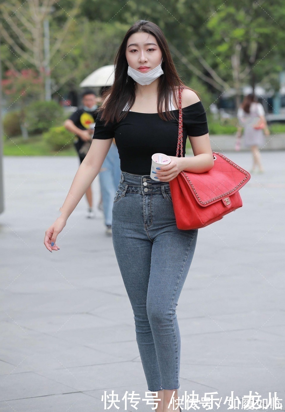 女人味|小姐姐如此清凉，想过去给她披肩外套，这样的类型带回家会挨揍么