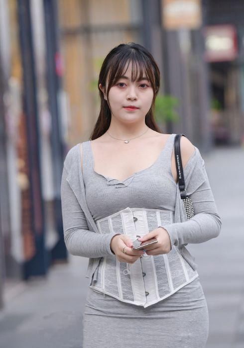 丰腴小姐姐的穿搭示范，束腰连衣裙搭配小外套，展现好身材