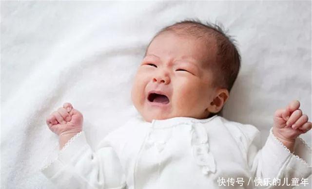 踢被子|宝宝睡姿暗示身体状况,若是这几种睡姿,父母要注意了