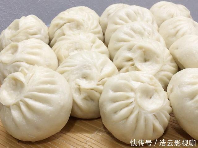 老板|蒸包子时，别直接上锅蒸，包子铺老板教我这样做，又香又软不塌陷