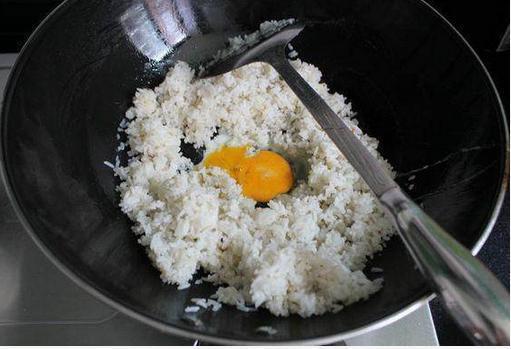 做蛋炒饭,先炒蛋呢还是先炒饭呢很多人做的不对,难怪不好吃