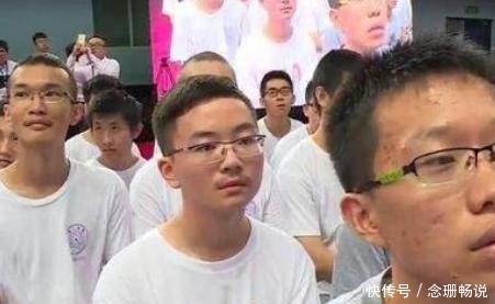 他13岁考上清华大学，是真正的文艺双全，还被清华校长点名称赞