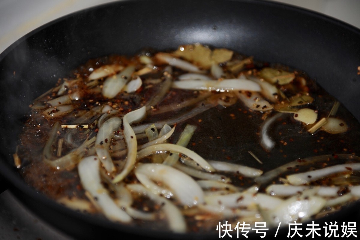 大虾好吃的做法,加入黑胡椒炖煮入味,鲜美可口,好吃到舔手指