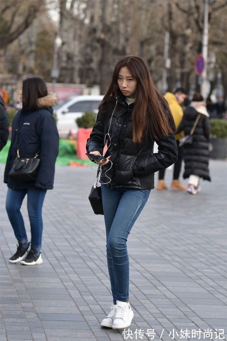 搭配 街拍：美女牛仔裤搭配短款羽绒服，身材高挑，这才是生活中的时尚