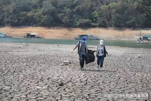 这是现在的日月潭？潭底干枯、寸草不生，土色地面龟裂成块