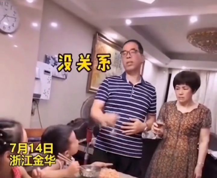 爸爸|萌娃发现爷爷家在吃饭 爸爸带娃蹭饭一扫而光