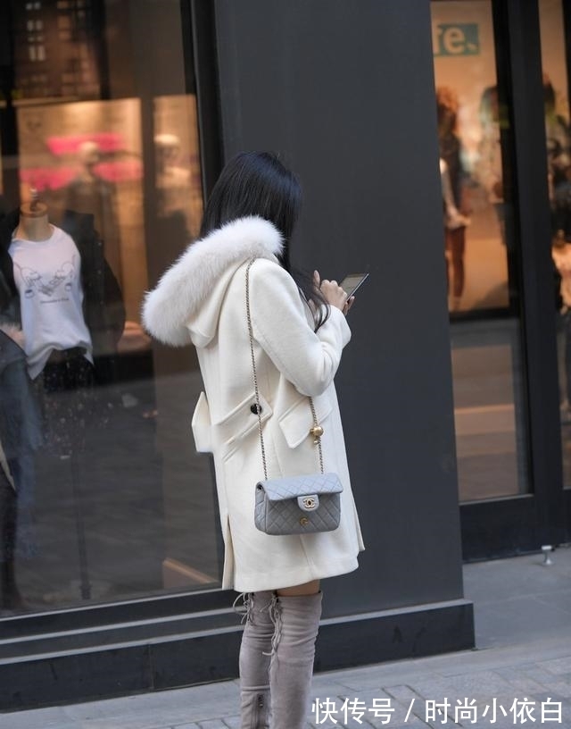 搭配 秋冬选择纯白色棉大衣，搭配粉色时髦吊带，展现魅力十足，减龄又实用