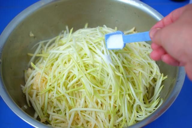 都说我家的饺子素馅儿比肉馅香,没别的,我调素馅只放3种调料