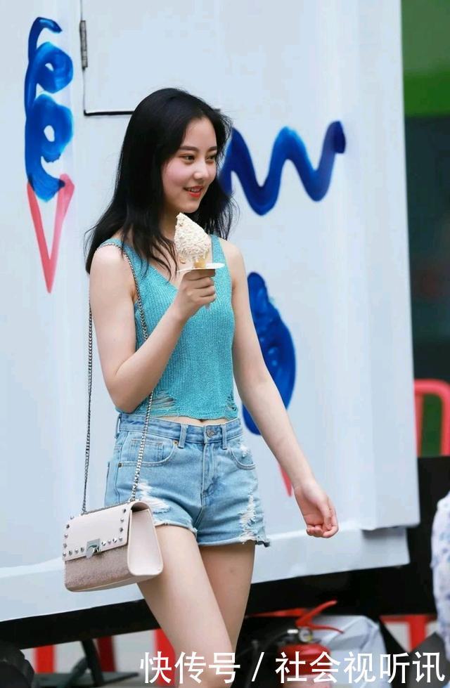 时尚穿搭宝蓝色上衣搭配牛仔短裤，黑色上衣搭配老虎纹连衣裙