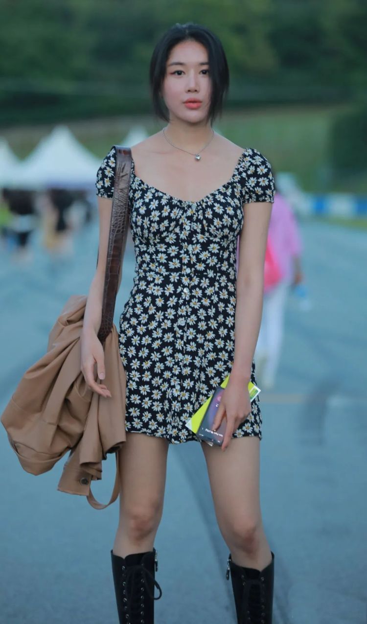 搭配 连衣裙+长靴,适合春天的反季节搭配,既显身材又提升时尚感