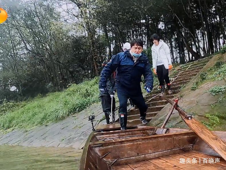 《向往的生活》让人后怕一幕：嘉宾划船不穿救生衣，何炅险落水