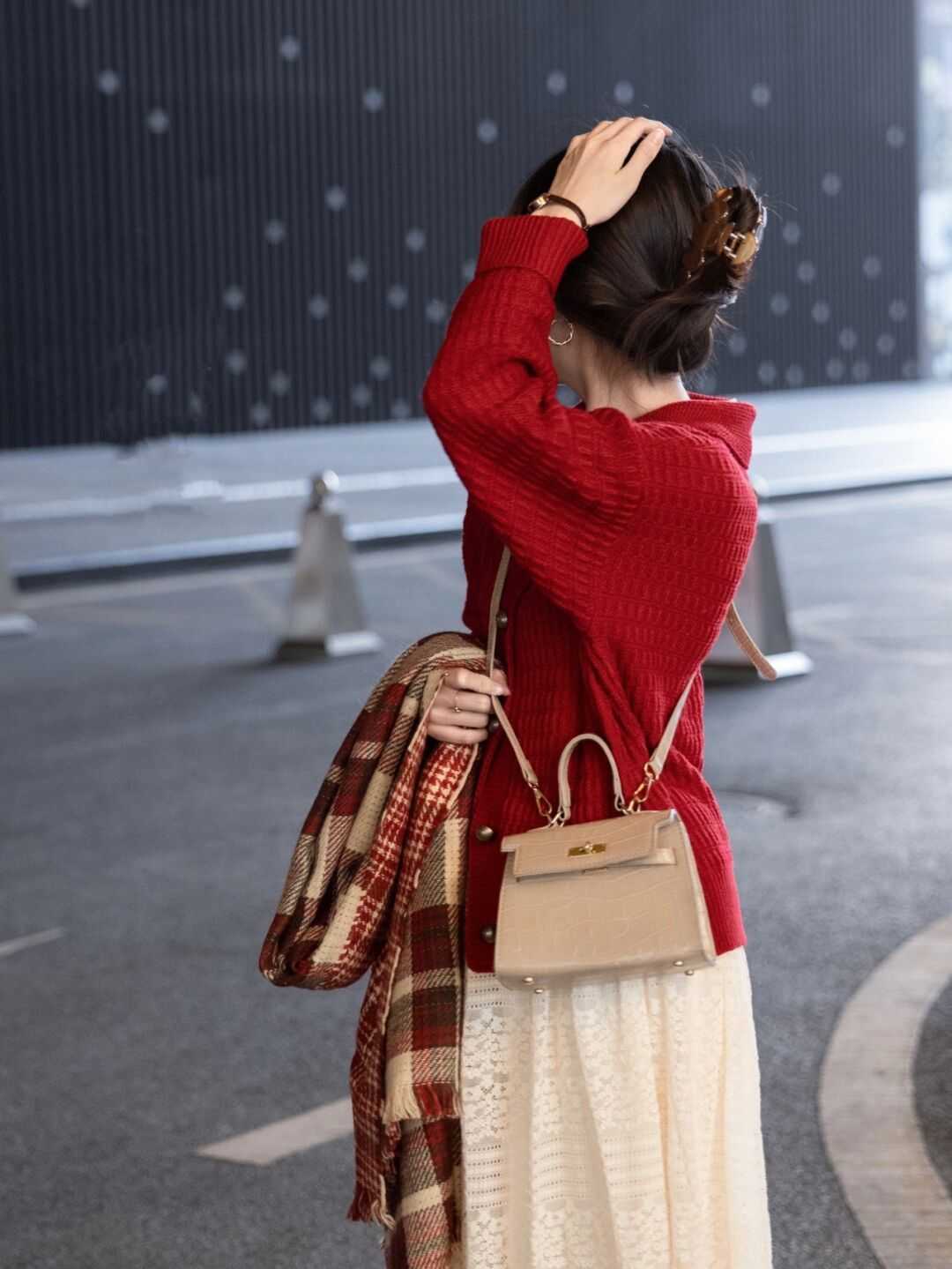 针织开衫 新年怎么穿才能个性又时髦?看看这几套穿搭,精致洋气还讨喜