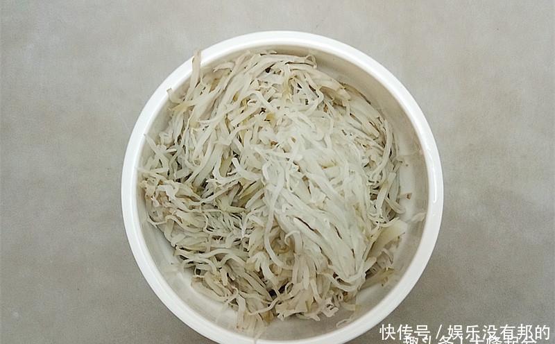 老北京酱咸菜丝，丝丝入味，夹空心小烧饼吃比肉还香