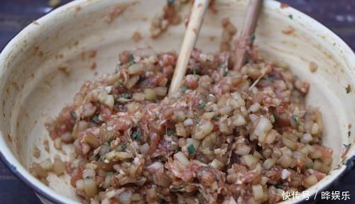 针叶松|茄子最过瘾的吃法，不油炸不用炒，加2斤面粉，一顿3个茄子不够吃