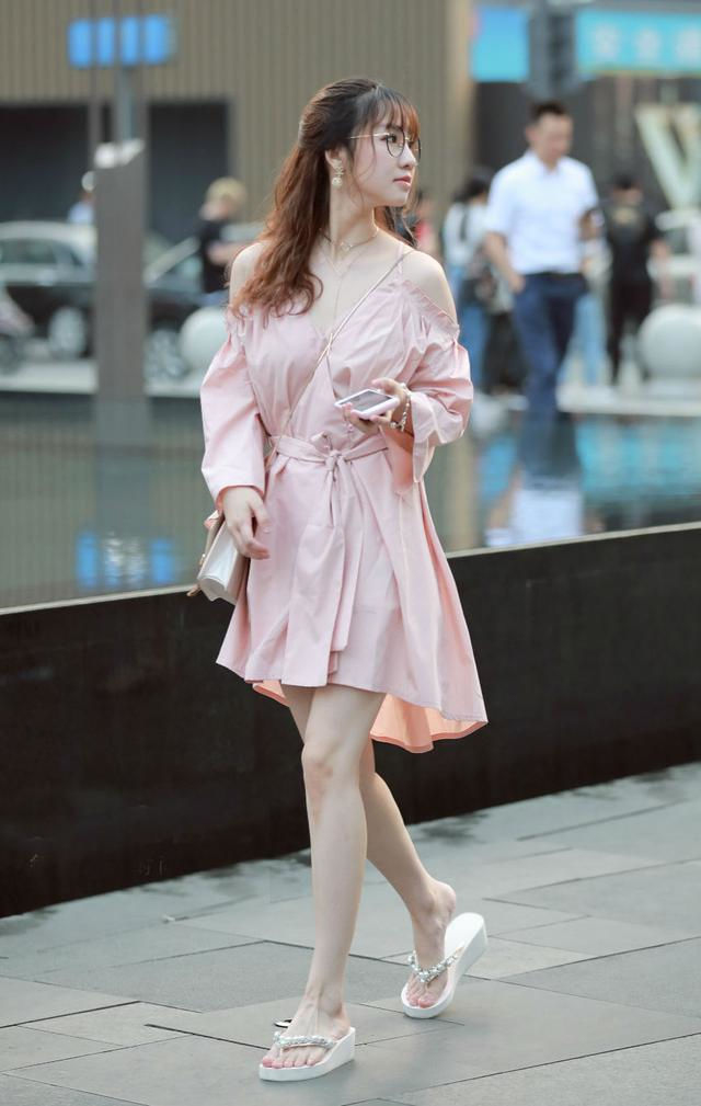 修身秀 小姐姐搭配黑色抹胸，一字吊带短款上衣，清新显身材