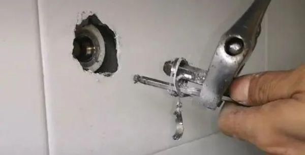 维修师傅|水龙头断在墙壁里怎么办不用花钱请维修师傅，教你妙招自己搞定
