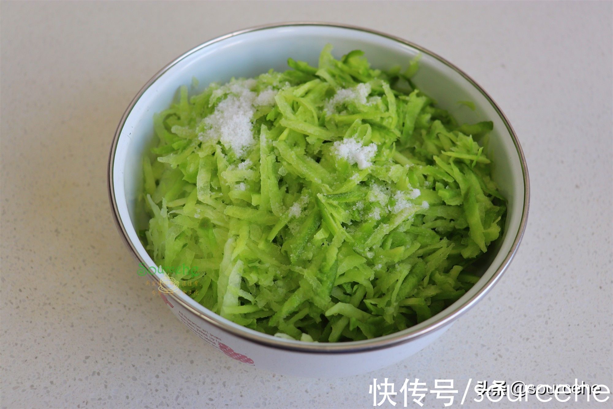 2根萝卜1碗粉，揉搓成小丸子，炸得香喷喷的，一口一个停不下来