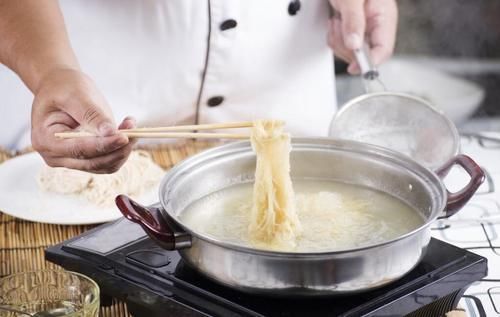 煮面条时,记得提前“放2味”,面条爽滑不坨,又香又好吃