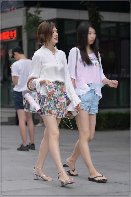  美女|街拍美女：雪纺白衬衣搭配复古花纹短裤，大气优雅，时尚精致