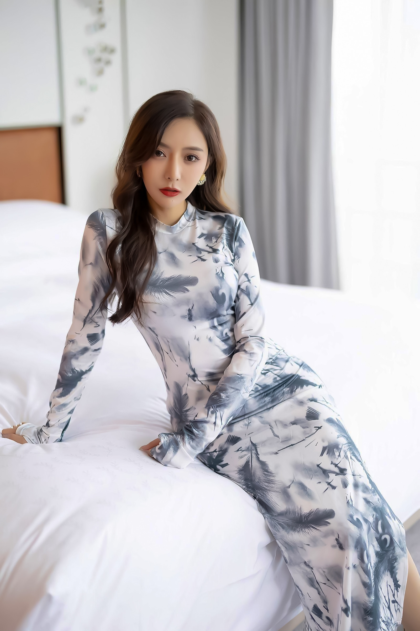 美女 美女旗袍写真, 水墨画旗袍配白色高跟鞋优雅显身材, 性感又迷人