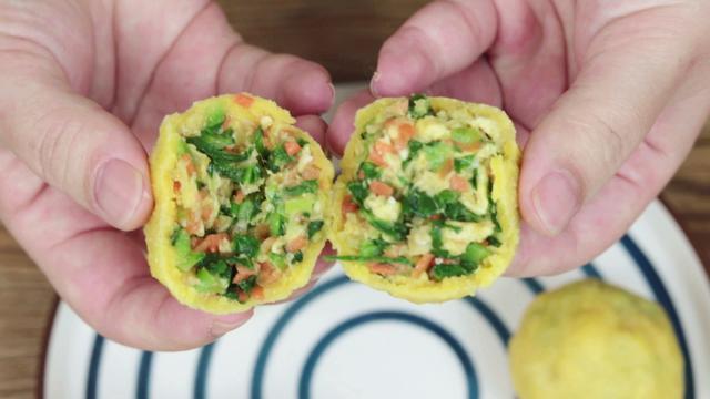 不用和面就能吃上菜团子,玉米面上滚一滚就下锅,皮薄馅多味道好