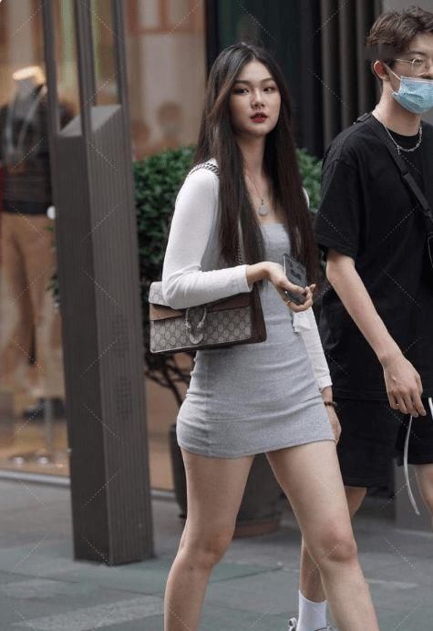 连衣裙|灰色连衣裙和白色大衣搭配，配色高级，气质出众