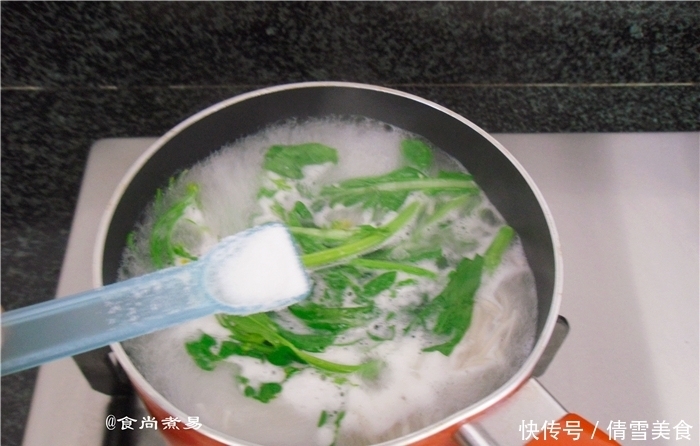 这几样食材搭配煮面,营养丰富汤很鲜,补气血,早餐常备