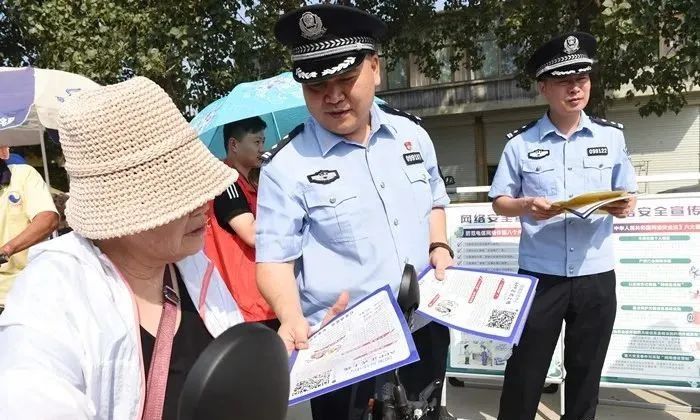 平安|节日我在岗丨节日里，这帮“地摊”民警把平安送到群众“家门口”