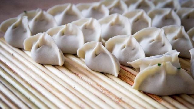 拌饺子馅时,有三个步骤最重要,掌握方法,饺子馅鲜嫩多汁