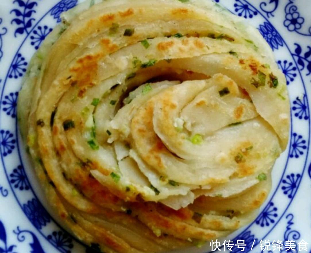 教你在家做葱油饼,掌握几个技巧,层次多,吃起来又香又酥又软