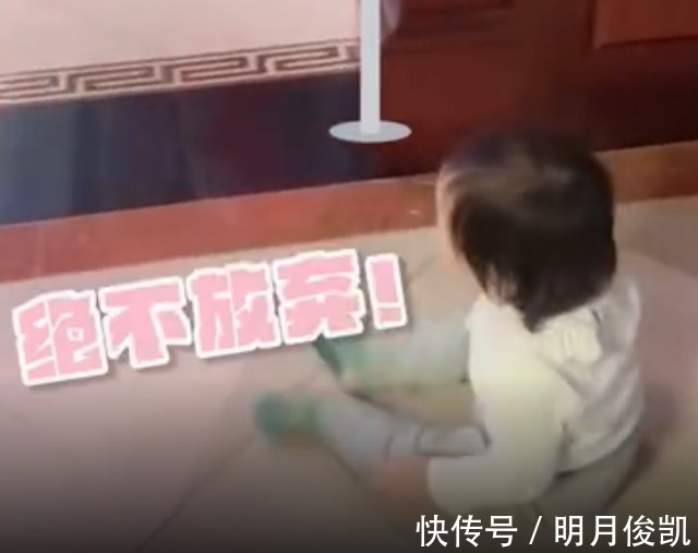 幼崽|人类幼崽的“神功”!14个月宝宝坐地蠕动式前进火了,网友:厉害
